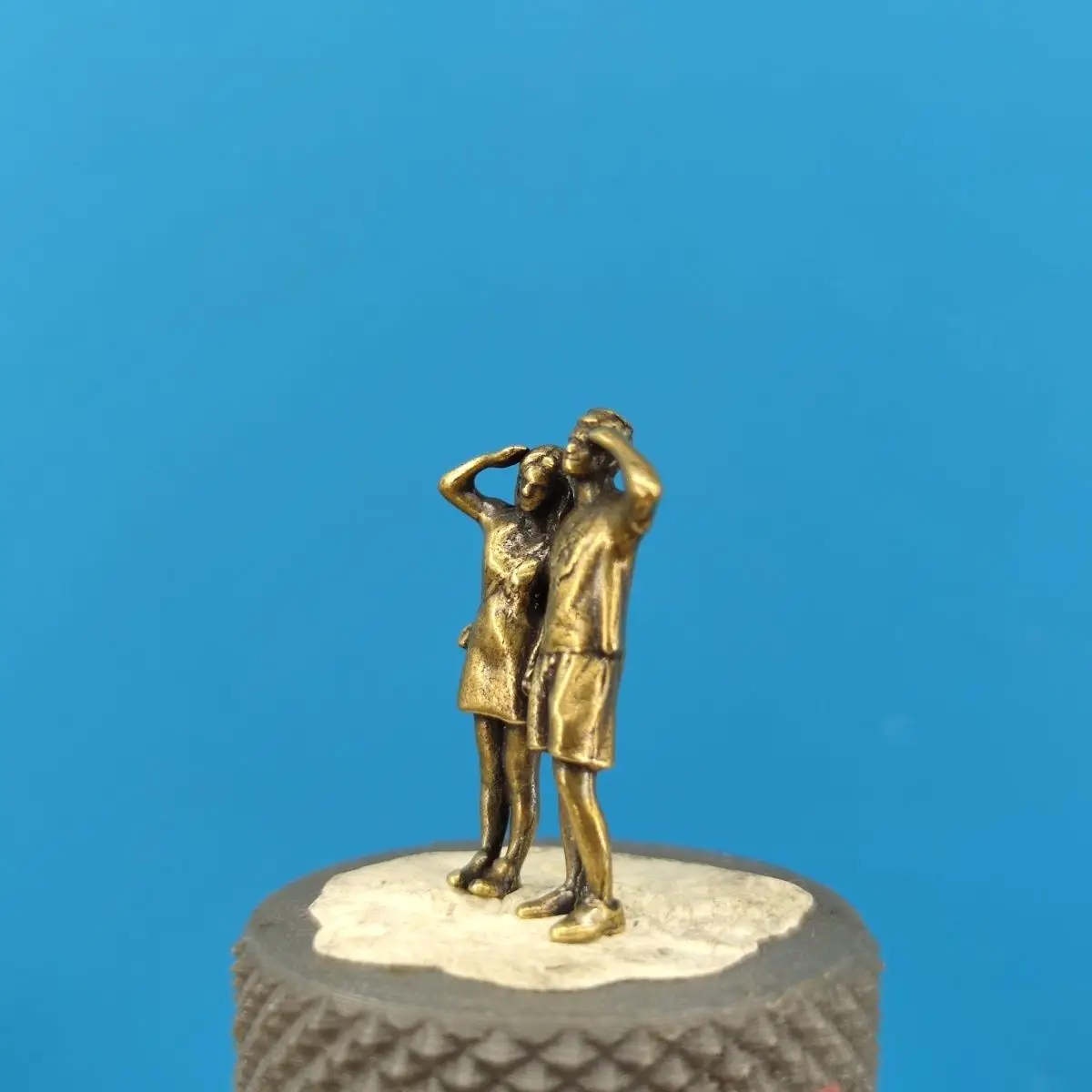 Brass miniature figurines 1/64 scale car model scene macro photography modern figures holding hands couple gazing model display