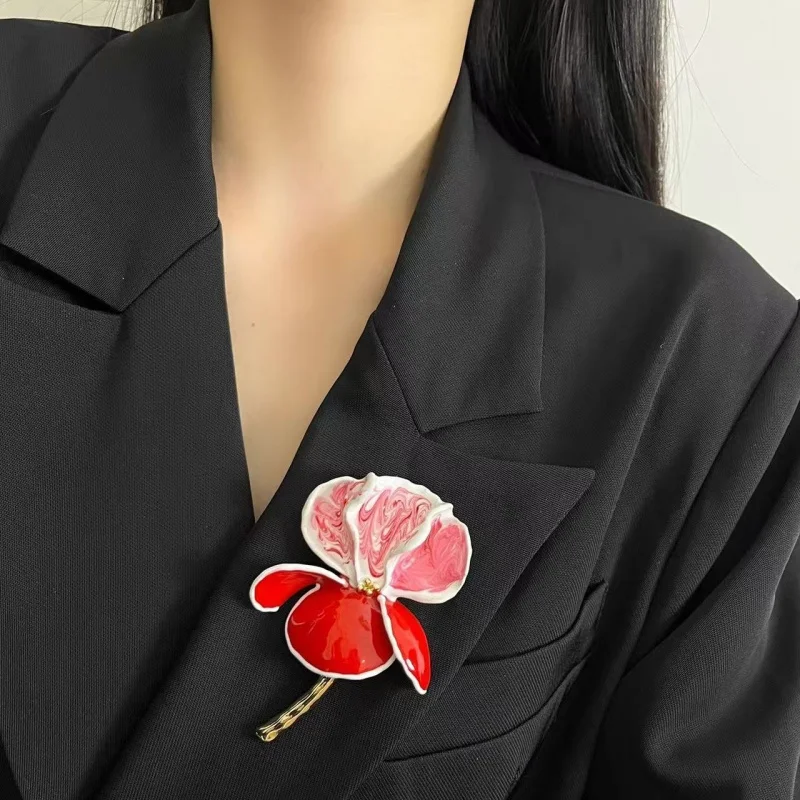 French Elegant 3D Floral Metal Brooch for Women Gradient Pink Flower Core Design High-End Fashion Jewelry Daily Commute Accessor