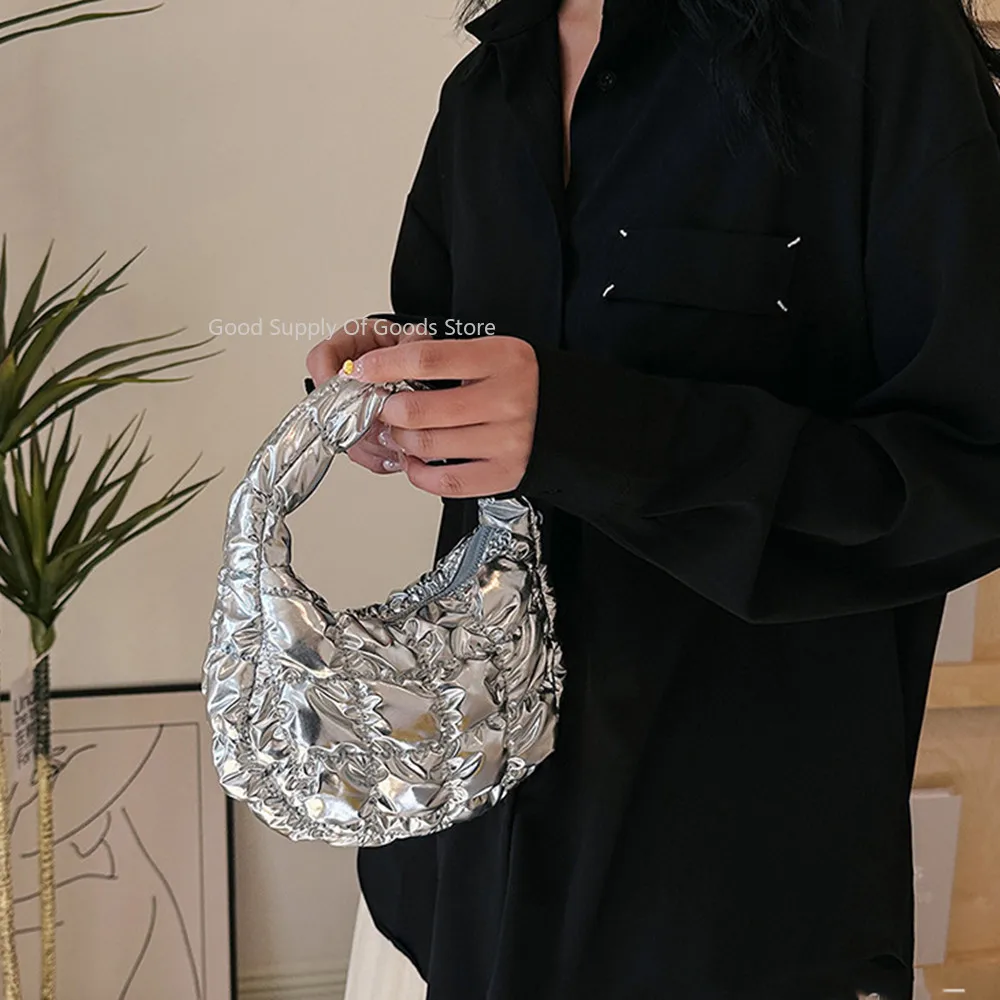 كوريا مطوي الفضة سحابة حقيبة 2025 المألوف الإبط حقيبة يد صغيرة Ruched مصمم حمل حقيبة بلون أعلى مقبض أكياس