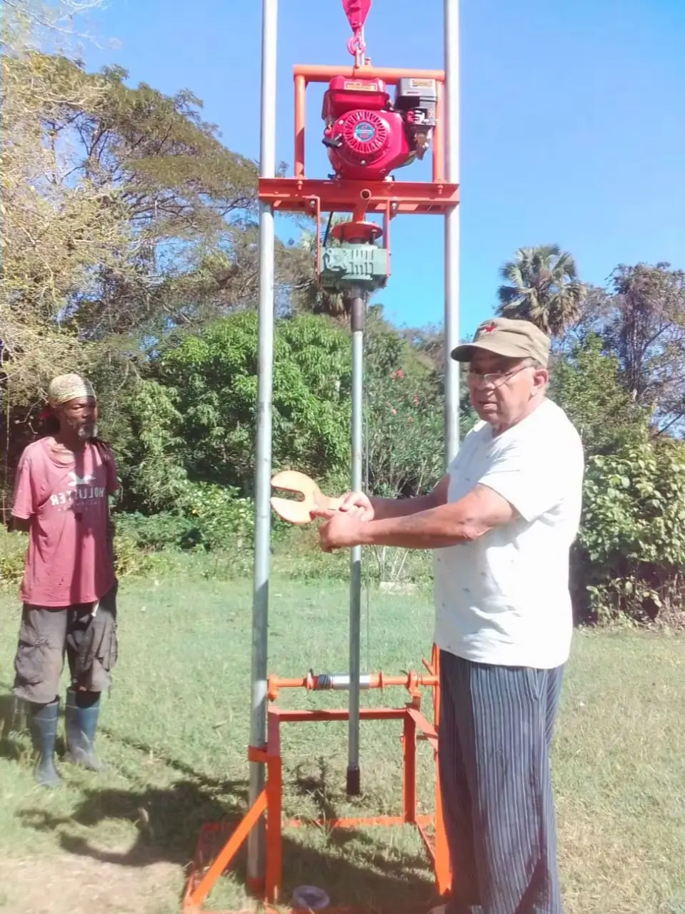 ماكينة حفر صغيرة قابلة للطي للاستخدام المنزلي مخصصة 60 م 80 م 100 م جهاز حفر آبار المياه الصغير مع مضخة مياه