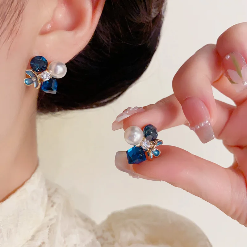 Retro fashion square crystal petal pearl stud earrings niche exquisite light luxury versatile design super flash earrings