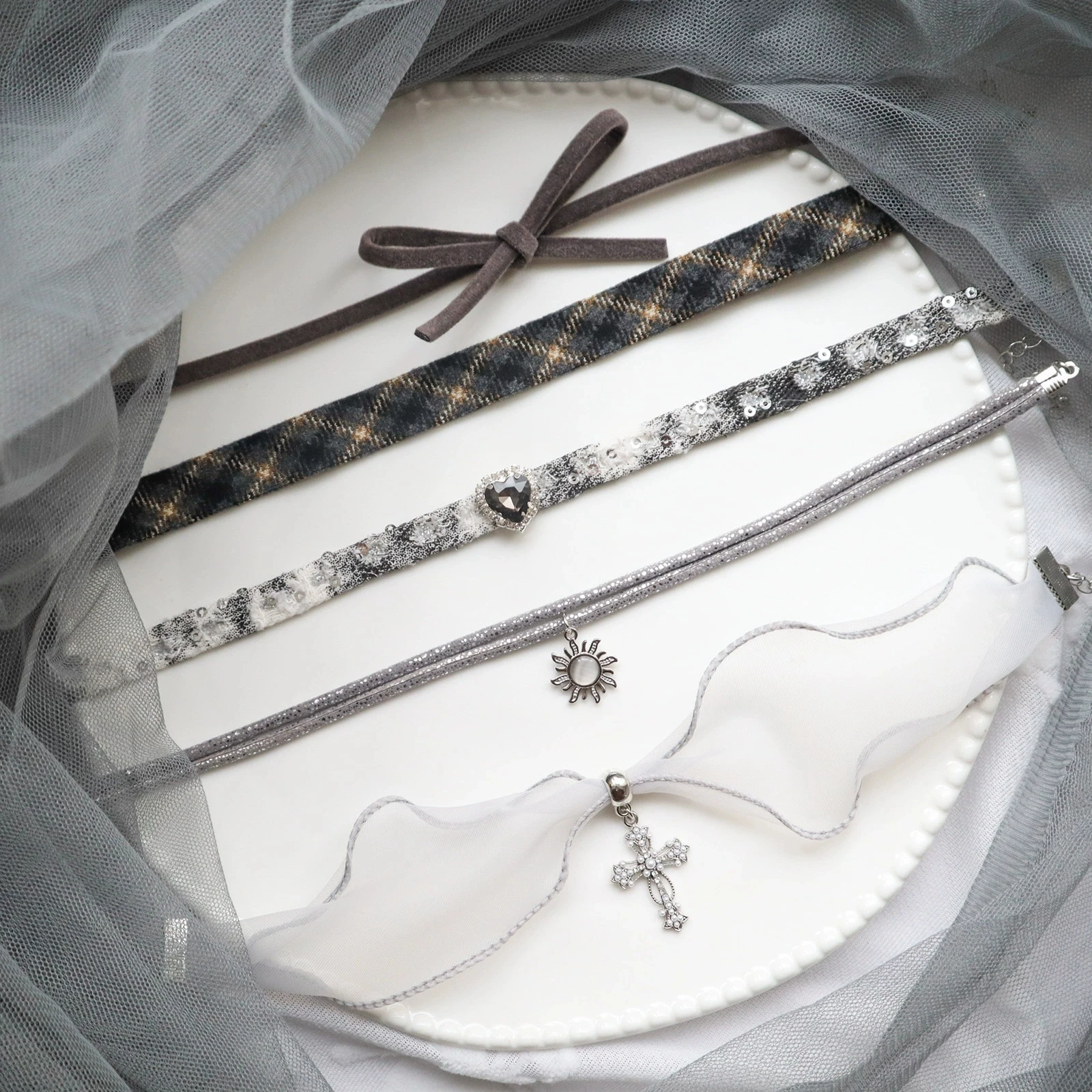 Trendige Vintage-Halskette mit Kreuz- und Herzanhänger aus Samt, Choker-Kette für Damen, modischer Y2K-Schmuck, personalisierter Gothic-Schmuck, neu.