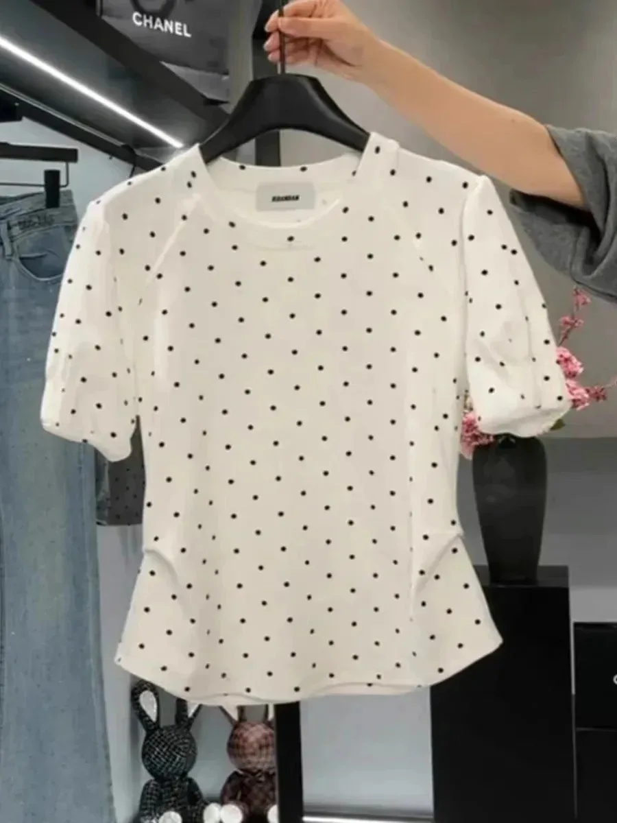 Camiseta de lunares para mujer, manga corta, cuello redondo, corte entallado, diseño Vintage dulce y picante, hombro redondo único, moda Wh5