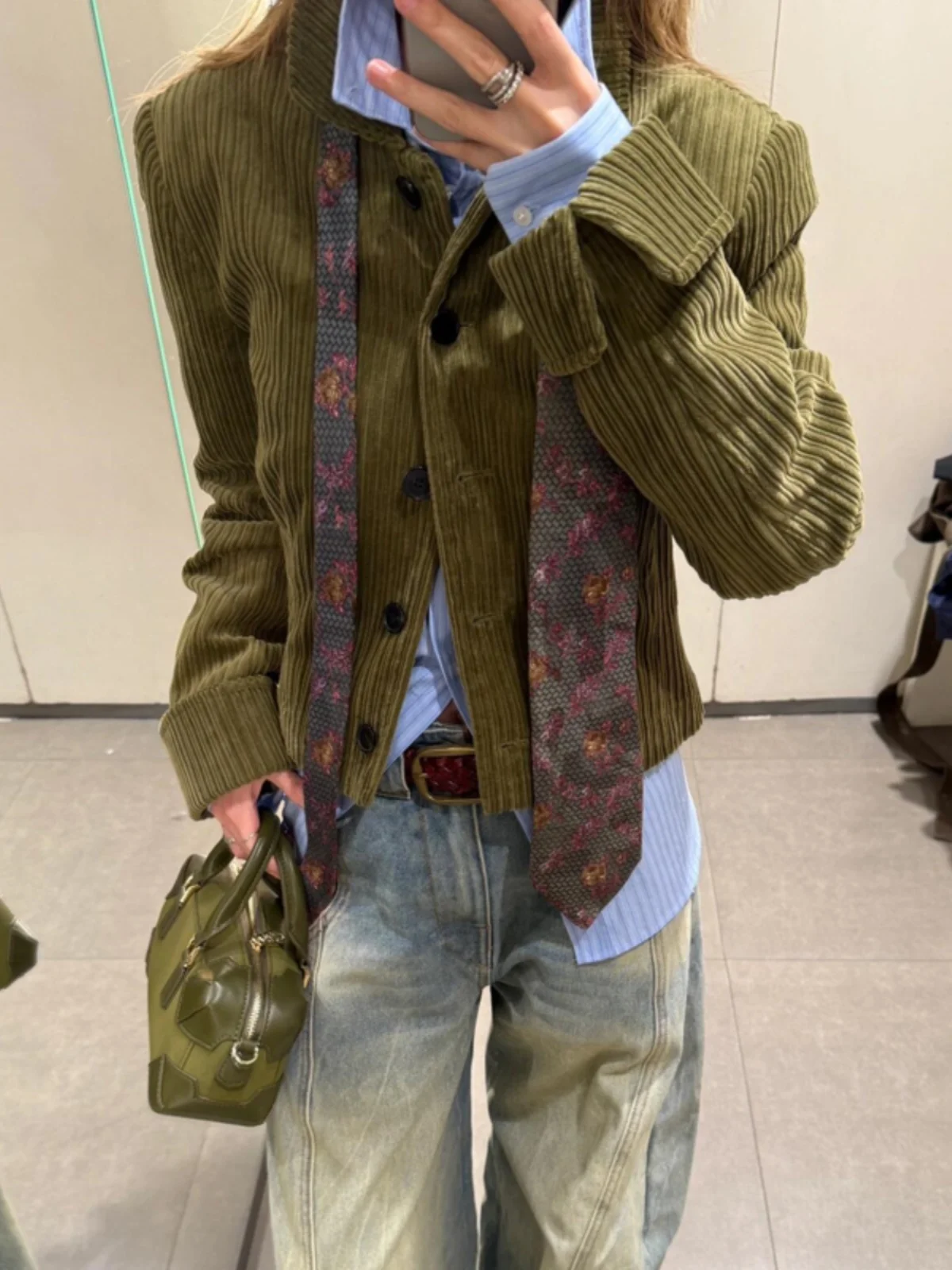 

Весна 2025: Новая женская короткая куртка из вельвета с отложным воротником, модная верхняя одежда для женщин