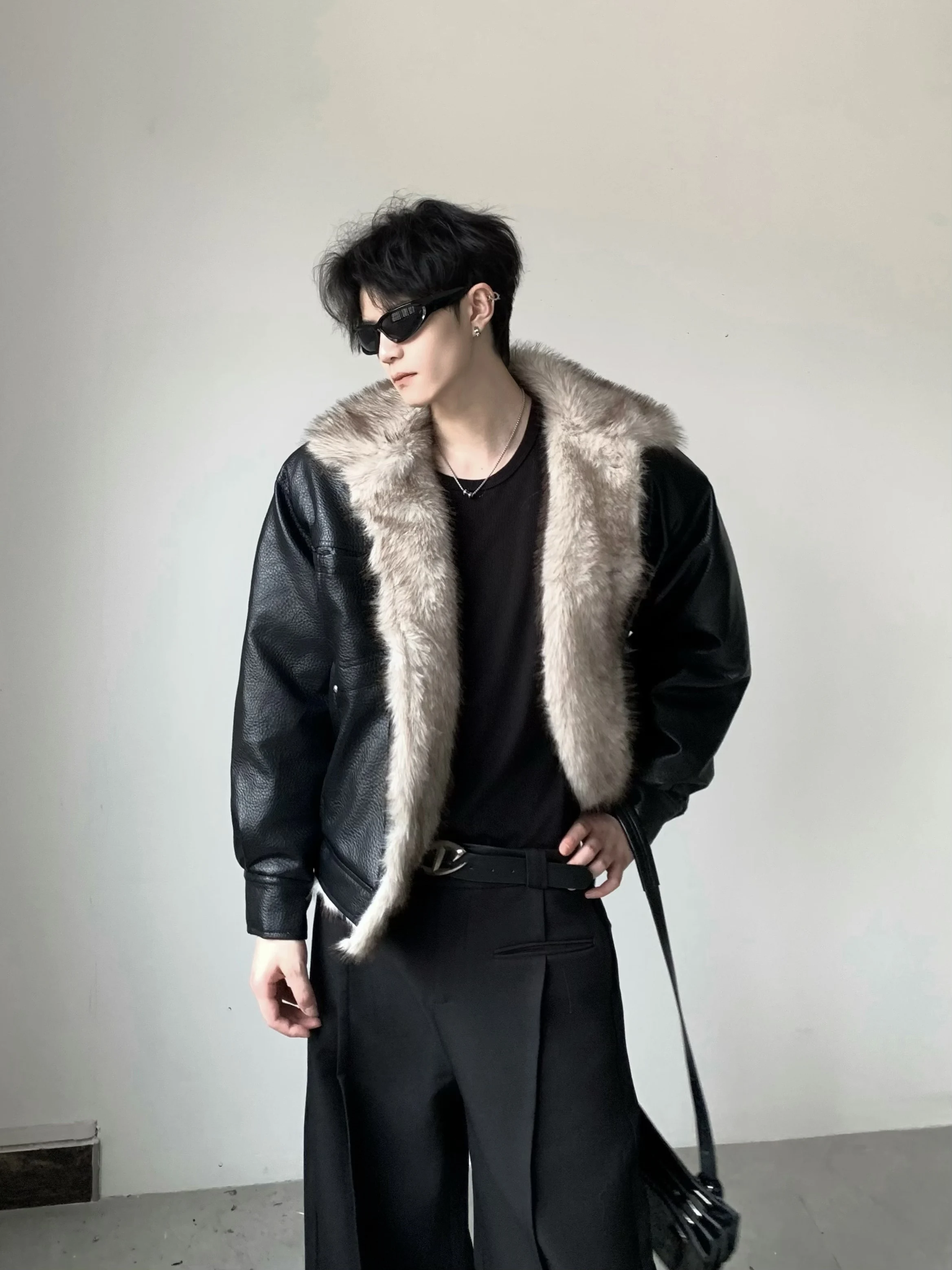 سترات رجالية جديدة لخريف 2025 سترات أنيقة راقية كبيرة بياقة من الفرو الصناعي سترات عصرية للرجال من جلد البولي يوريثان قطع علوية عصرية سميكة #2