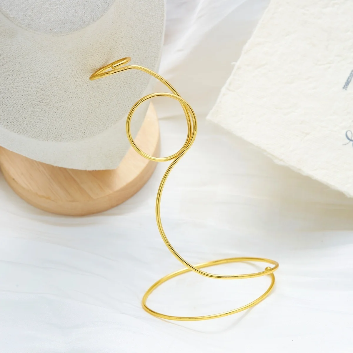 Einfache Edelstahl-Metall-Armreifen für Damen und Herren im Nischen-Stil mit geometrischen Spiralstreifen, offener Armreif-Schmuck. – Detail 27
