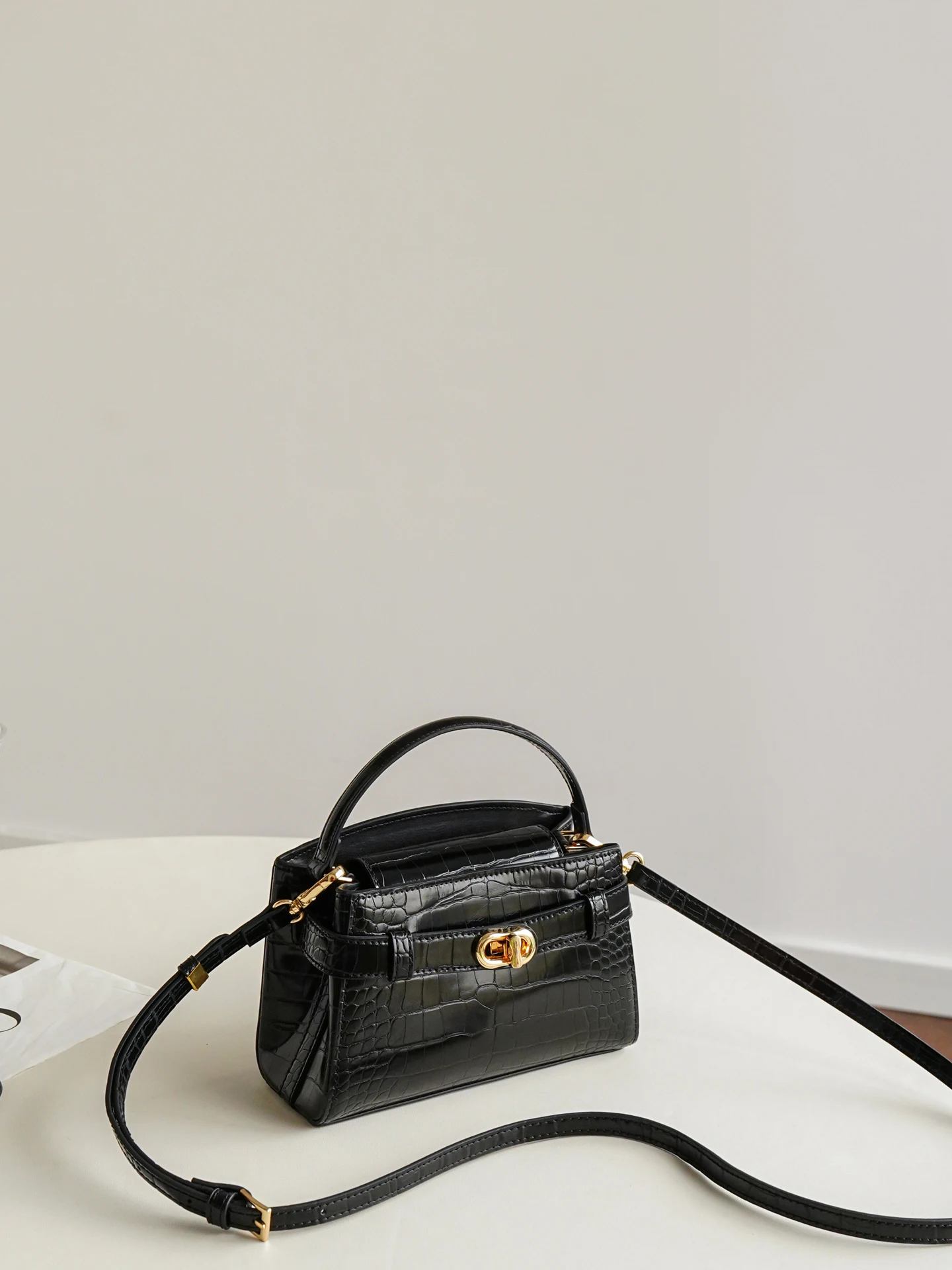 Sac élégant à motif crocodile  - Luxury Bags & Leather Repair Of Atlanta Reviews avis et prix