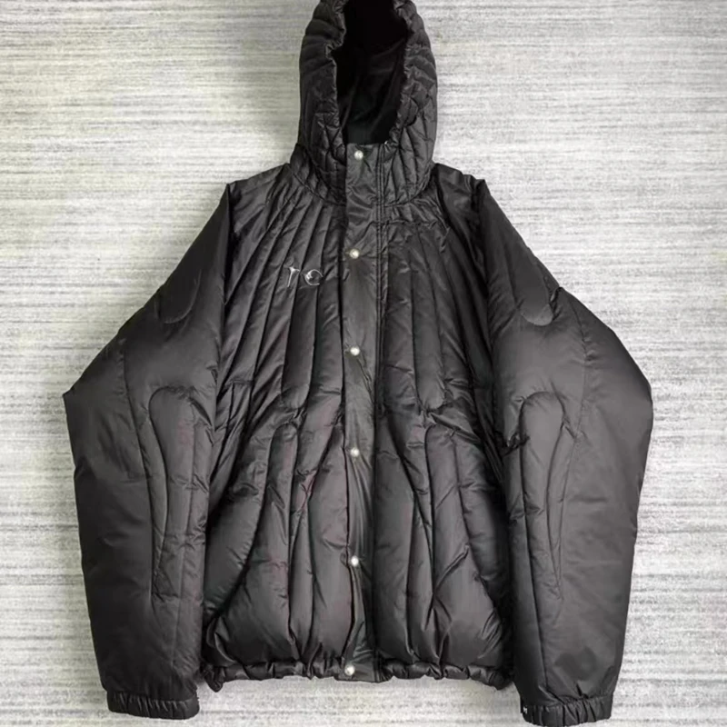 

Thug Club Пуховики с металлическим логотипом Теплая куртка на хлопковой подкладке Высококачественная повседневная верхняя одежда с капюшоном THUG CLUB