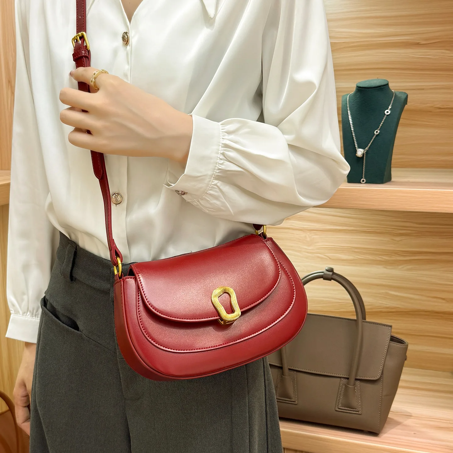 

Ladies Messenger Bag Made of River-Printed Leather Boasting Casual Paris Modern Daily Style