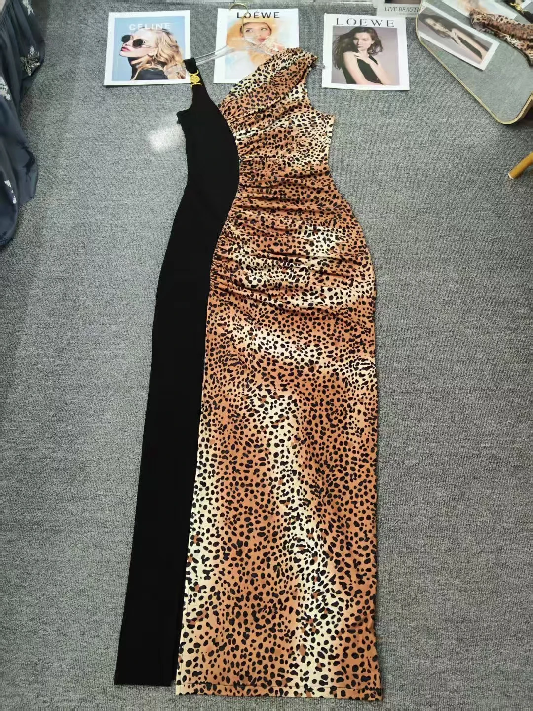 Diseñadores sexy hombro oblicuo tirador plisado halter vestido 2025 verano mujer vestido vaina bolsa nalga hendidura falda irregular