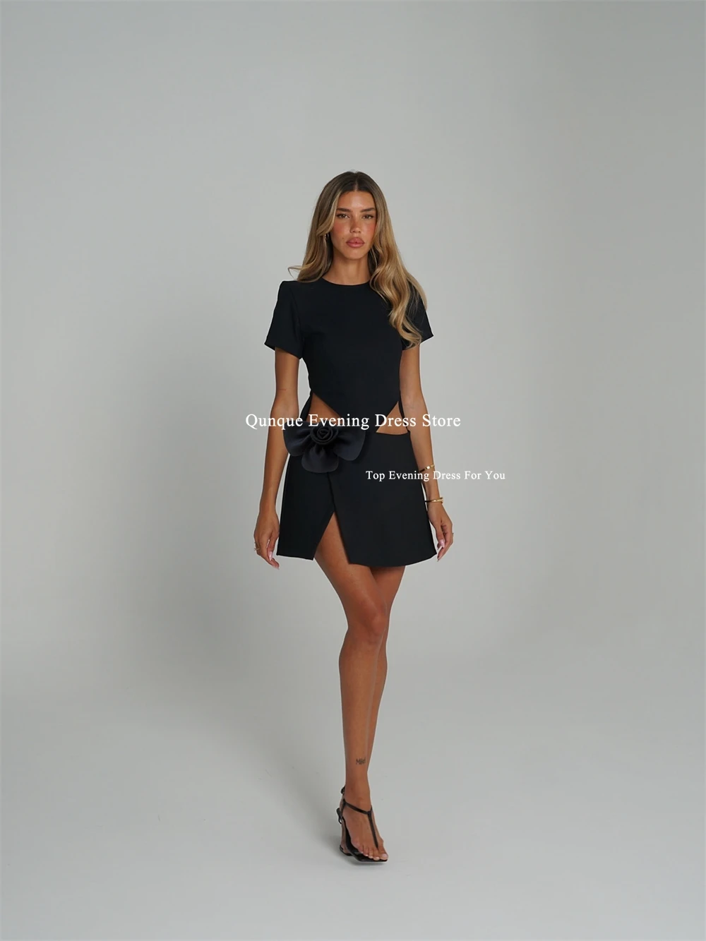 فستان Qunque أسود قصير للحفلات الراقصة قصير جديد مثير بشق فيستدو دي فييستا بأكمام قصيرة مع فستان عيد ميلاد مقصوص بالزهور حسب الطلب