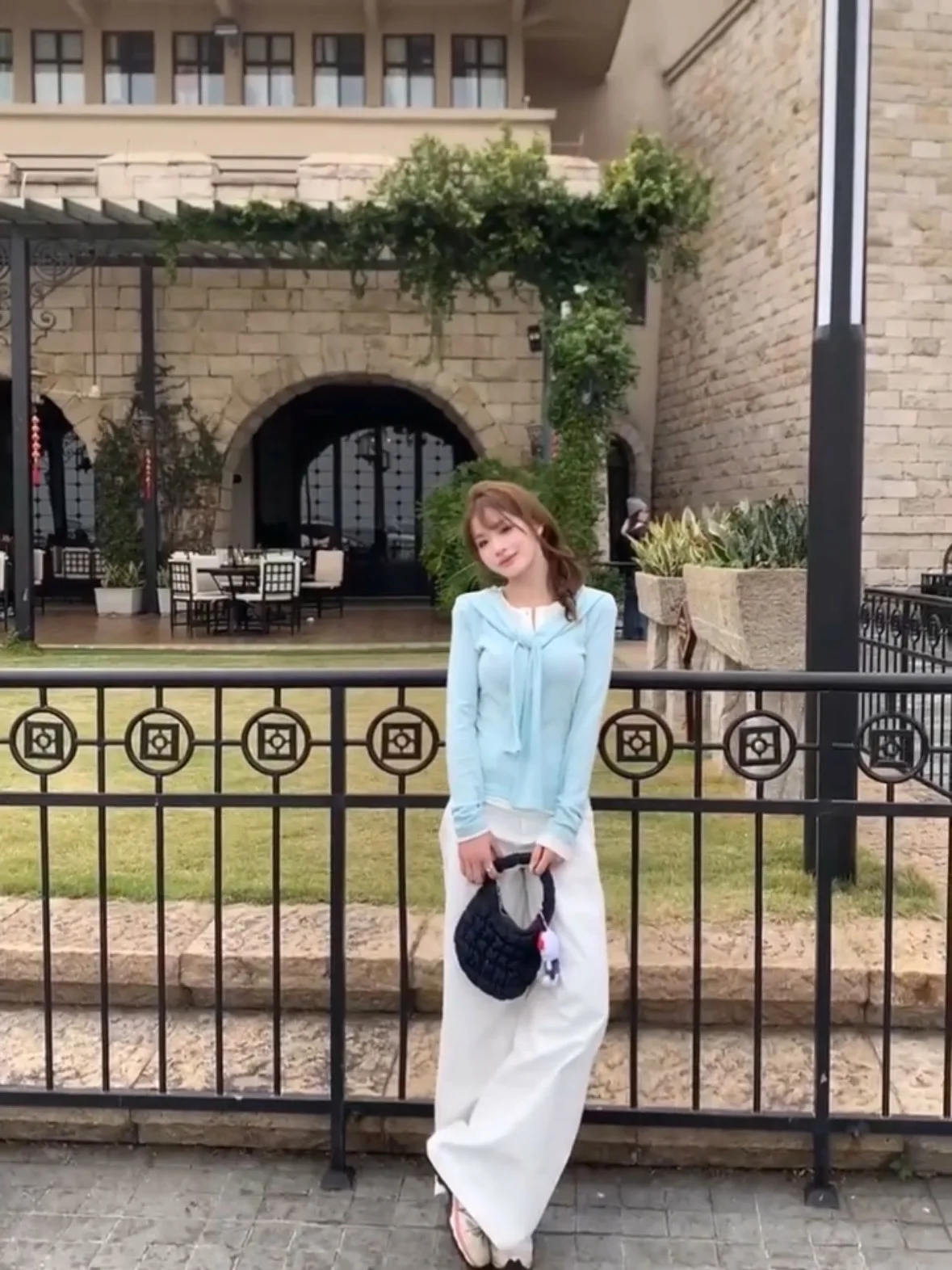 بلوزة نسائية كورية أنيقة بأكمام طويلة للخريف والشتاء، تصميم ضيق بياقة مفتوحة ونمط إبداعي مناسب للعمل