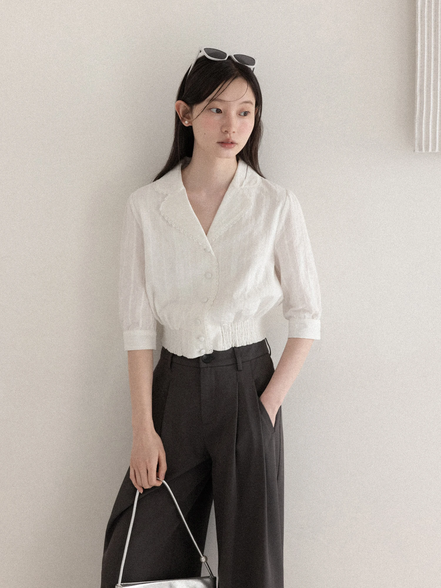 

Белая женская миди-блузка с V-образным вырезом и кружевной отделкой, весна 2026, с утягивающим эффектом на талии, повседневная, из смесового хлопка