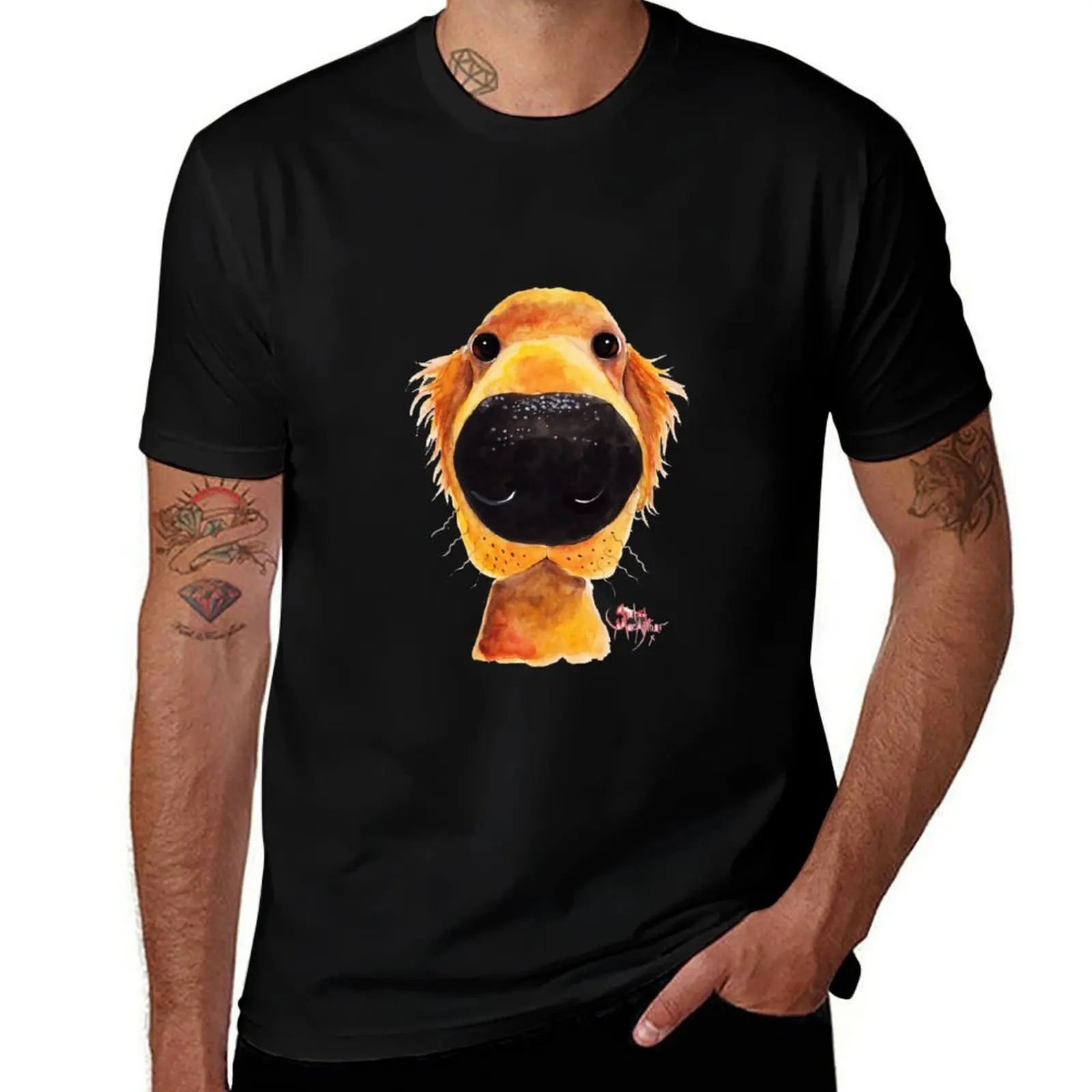 Camiseta deportiva ligera de secado rápido con estampado de Labrador/Golden Retriever 'NoSeY DoG RoY' de Shirley MacArthur