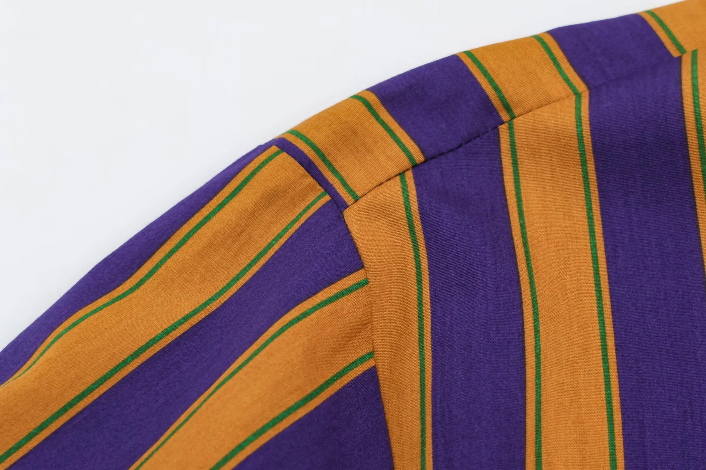 BSAY 2026 Herbst Damen Elegantes Büro-Streifenhemd mit Stehkragen, Rüschenbesatz, Langen Ärmeln, Lockerer Passform, Knopfleiste Vorne, Pendler-Bluse – Detail 4