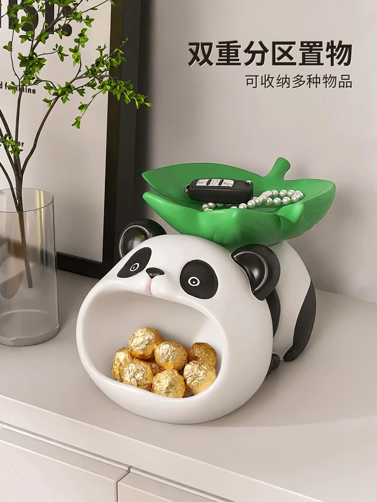 Panda keys are collected into the doorway ornaments, home decorations, and into the door, living room storage ornaments