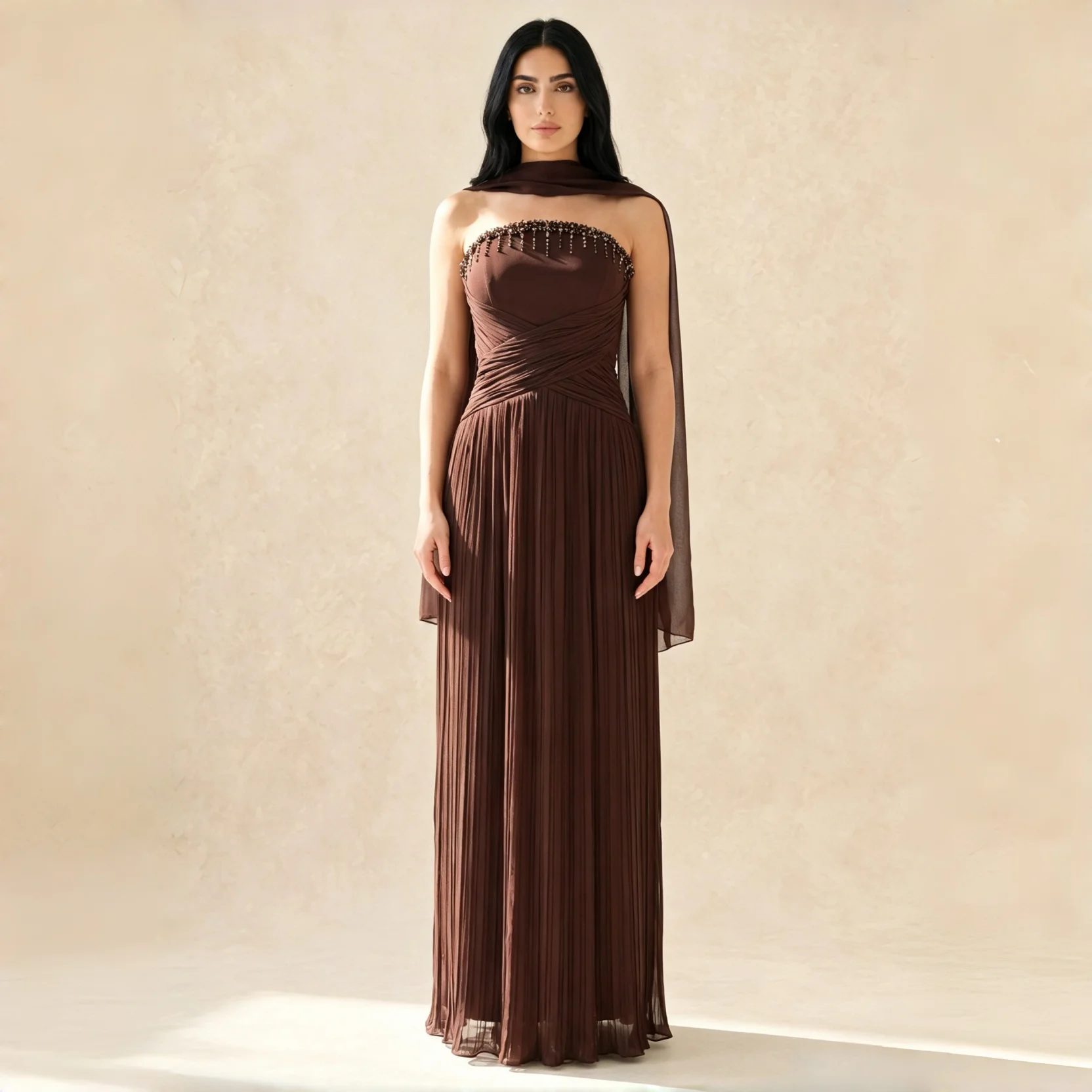 Vestido de Noche Maxi Marrón sin Tirantes con Adorno de Cuentas, Plisado de Gasa, Cintura Cruzada Fruncida y Capa, Ideal para Fiesta de Graduación, Invitada de Boda o Evento Formal