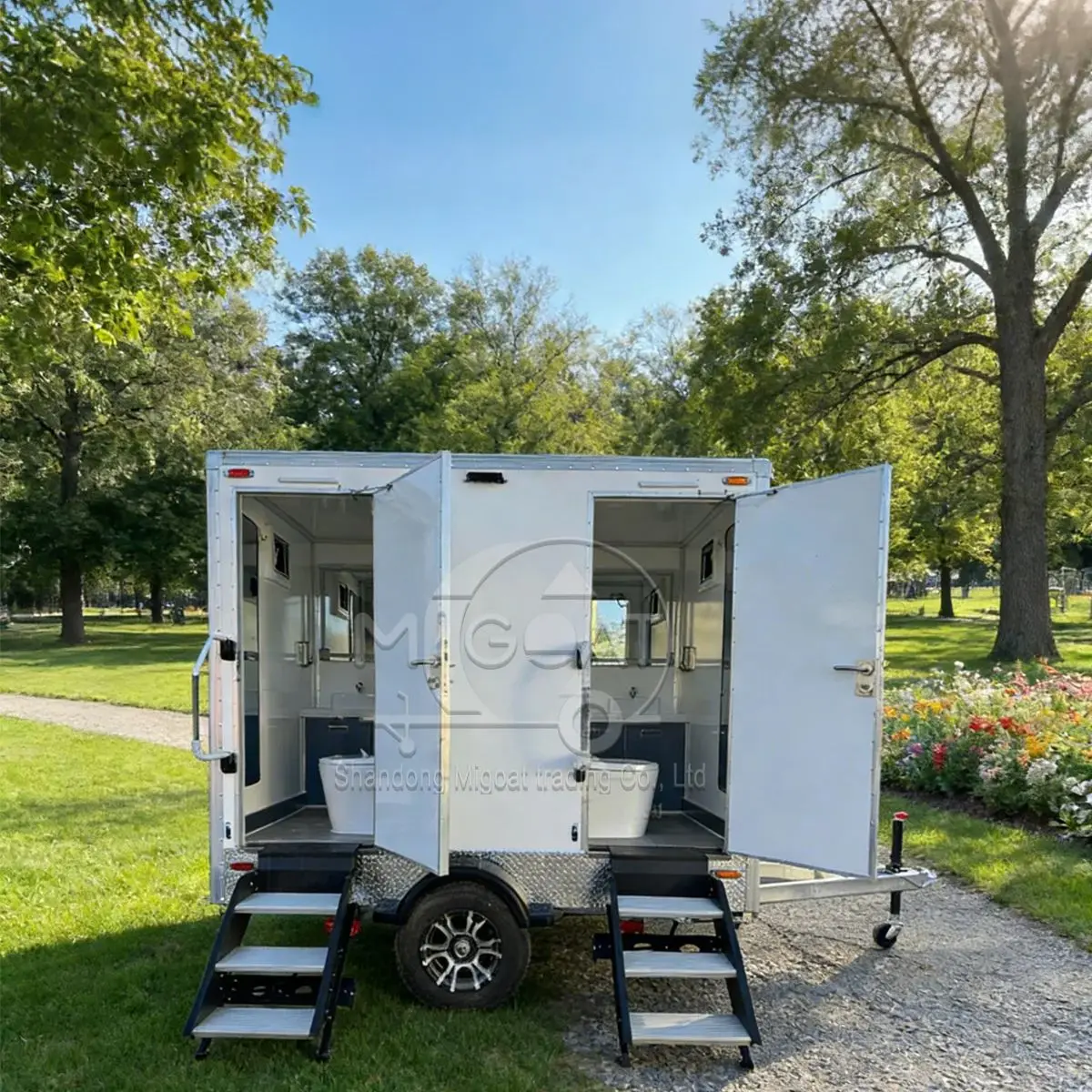 

Коммерческий портативный туалетный прицеп на 2 кабинки с умывальником для мероприятий