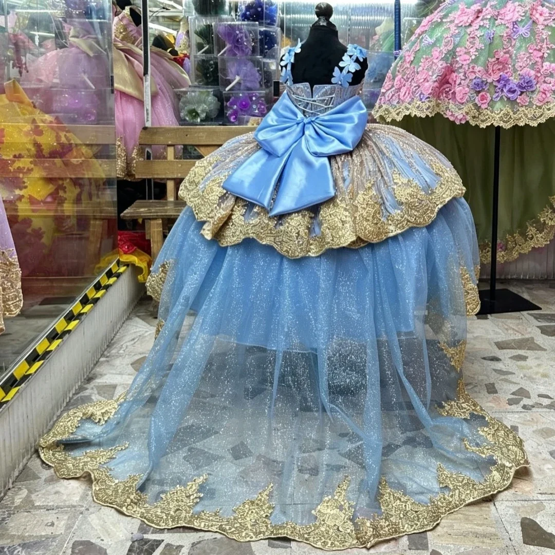 vestido-de-lujo-personalizado-para-nina-azul-claro-con-encaje-dorado-lazo-grande-cola-de-tul-con-purpurina-para-desfile-pasarela-invitada-cumpleanos-fiesta-de-boda