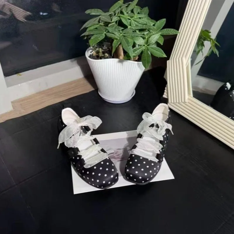 

Женские черно-белые туфли на шнуровке с контрастными вставками и мягкой подошвой для повседневной носки