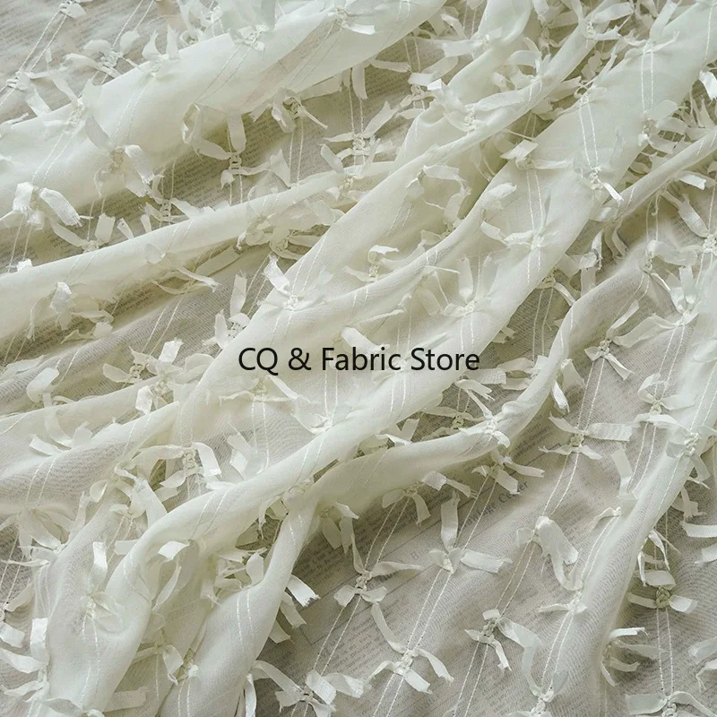 

Красочная прозрачная шифоновая ткань с вышитыми узлами-бабочками для пошивки по метро