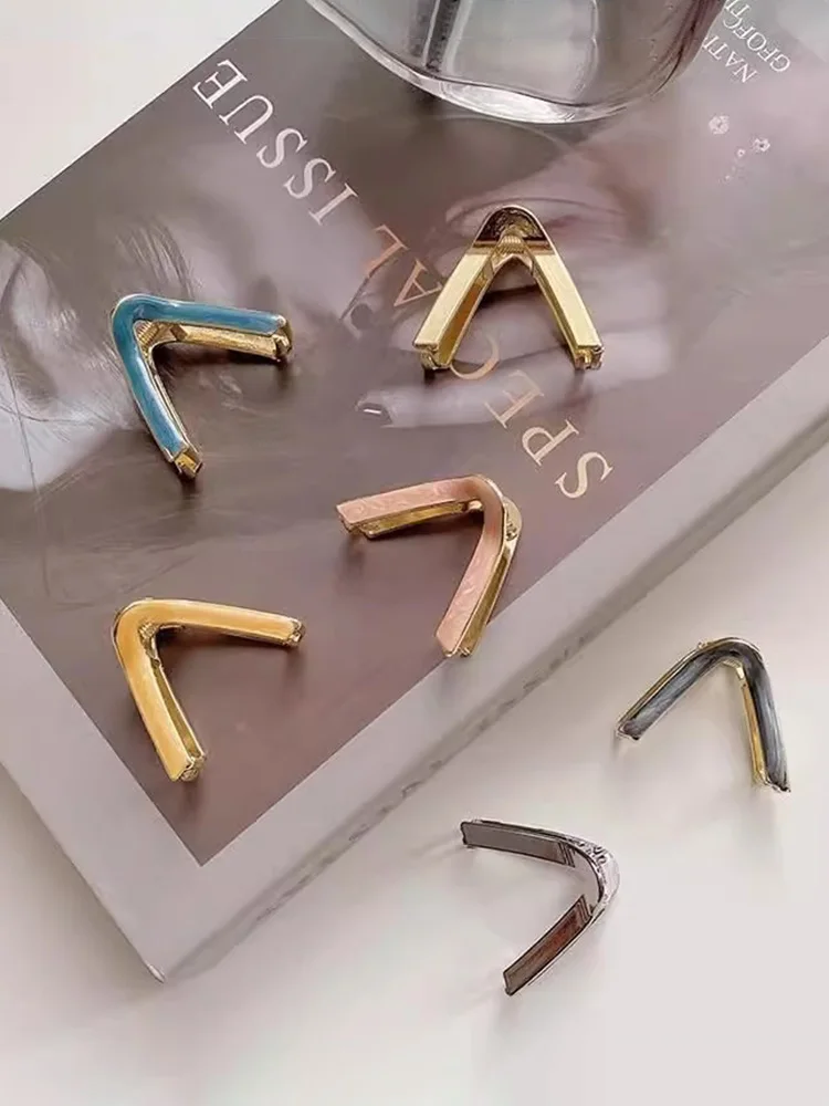 

Ретро-заколка-треугольник для девочек, универсальная маленькая заколка для волос, популярная в интернете, корейский стиль, изысканная заколка для волос 2026