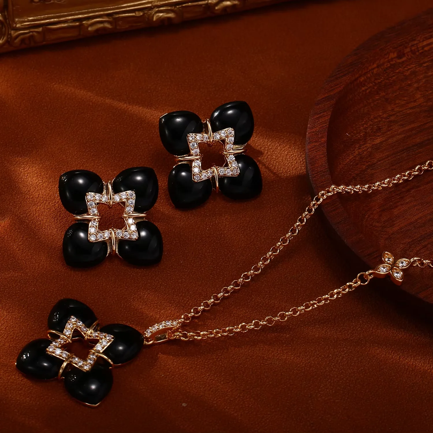 1. Damen-Set mit Blumen-Halskette und Ohrringen, zarte Blumenanhänger-Halskette und passende Ohrstecker, modischer Schmuck für den Alltag. – Detail 4