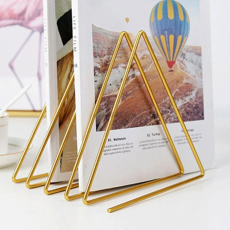 มัลติฟังก์ชั่สามเหลี่ยมแฟ้ม Organizer Decor Home Office ชั้นวางนิตยสารหนังสือผู้ถือบันทึกเดสก์ท็อปเหล็ก Storage Rack ชั้นวางหนังสือ
