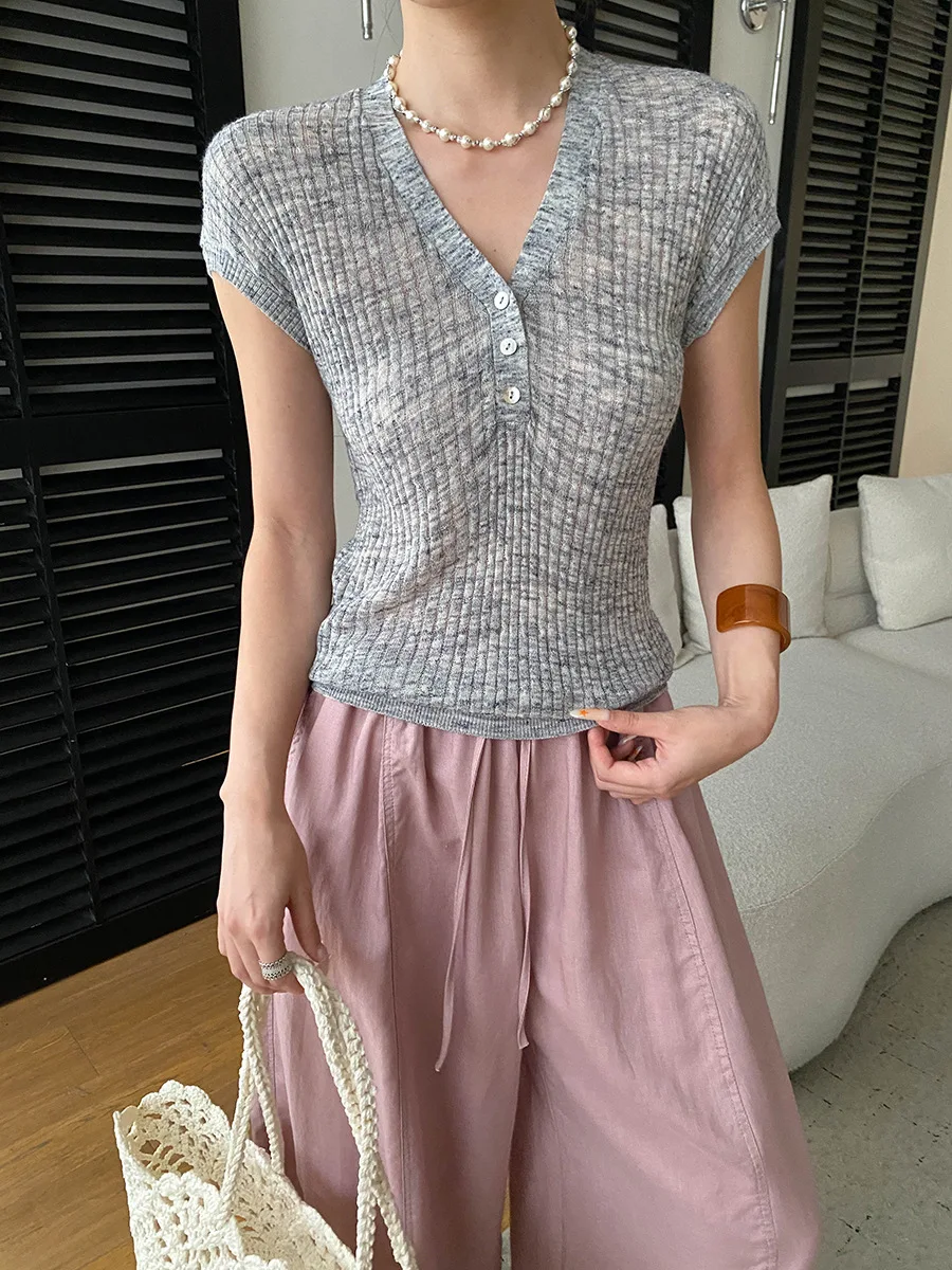 Sommerlicher Damenpullover in unifarbenem Design mit Knopfleiste, V-Ausschnitt und schlankem Schnitt, kurzärmelig. – Detail 36