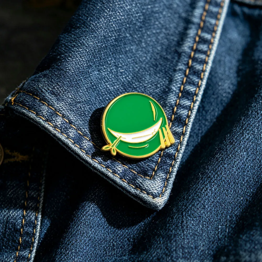 Straw Hat Crew Emaille-Anstecknadel, grünes Gesicht mit Narbe, Brosche, drei Schwerter, Metallabzeichen für Kleidung, Rucksack, Hut, Accessoire – Detail 6
