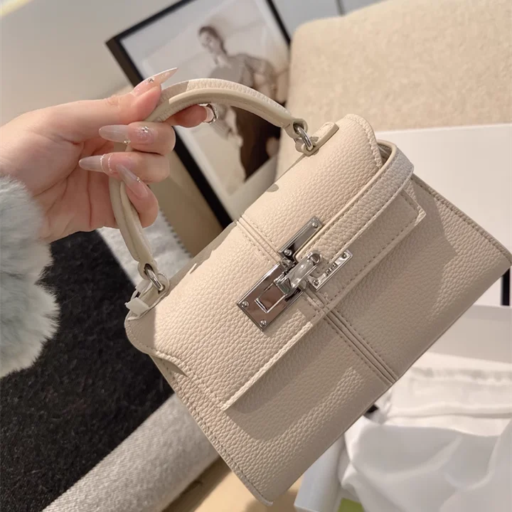 Luxuriöse Elise Mini Quadratische Umhängetasche: Schwarze Designer-Handtasche aus veganem Leder - Hochwertige Schultertasche für Damen – Detail 6
