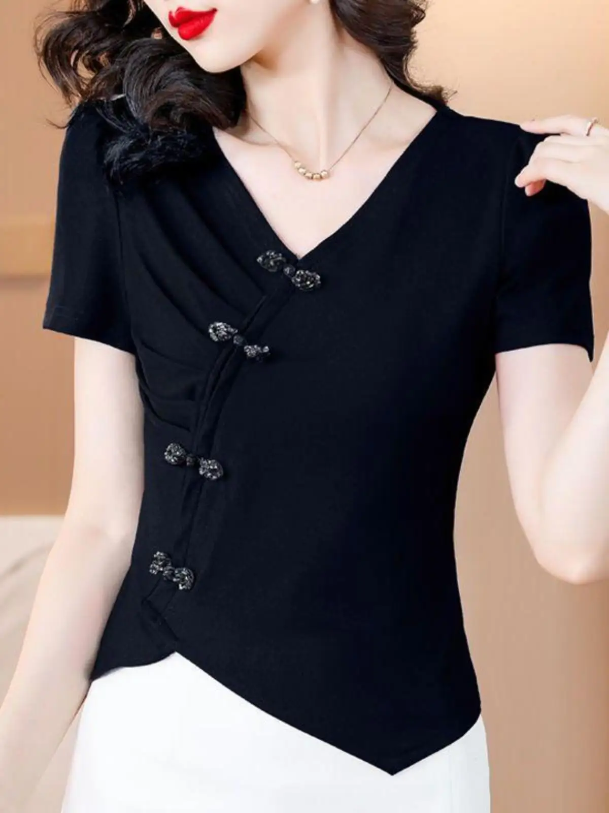 t-shirt-femme-coupe-ajustee-a-manches-courtes-col-en-v-poche-pochette-style-irregulier-tendance-et-elegant-ete-2025