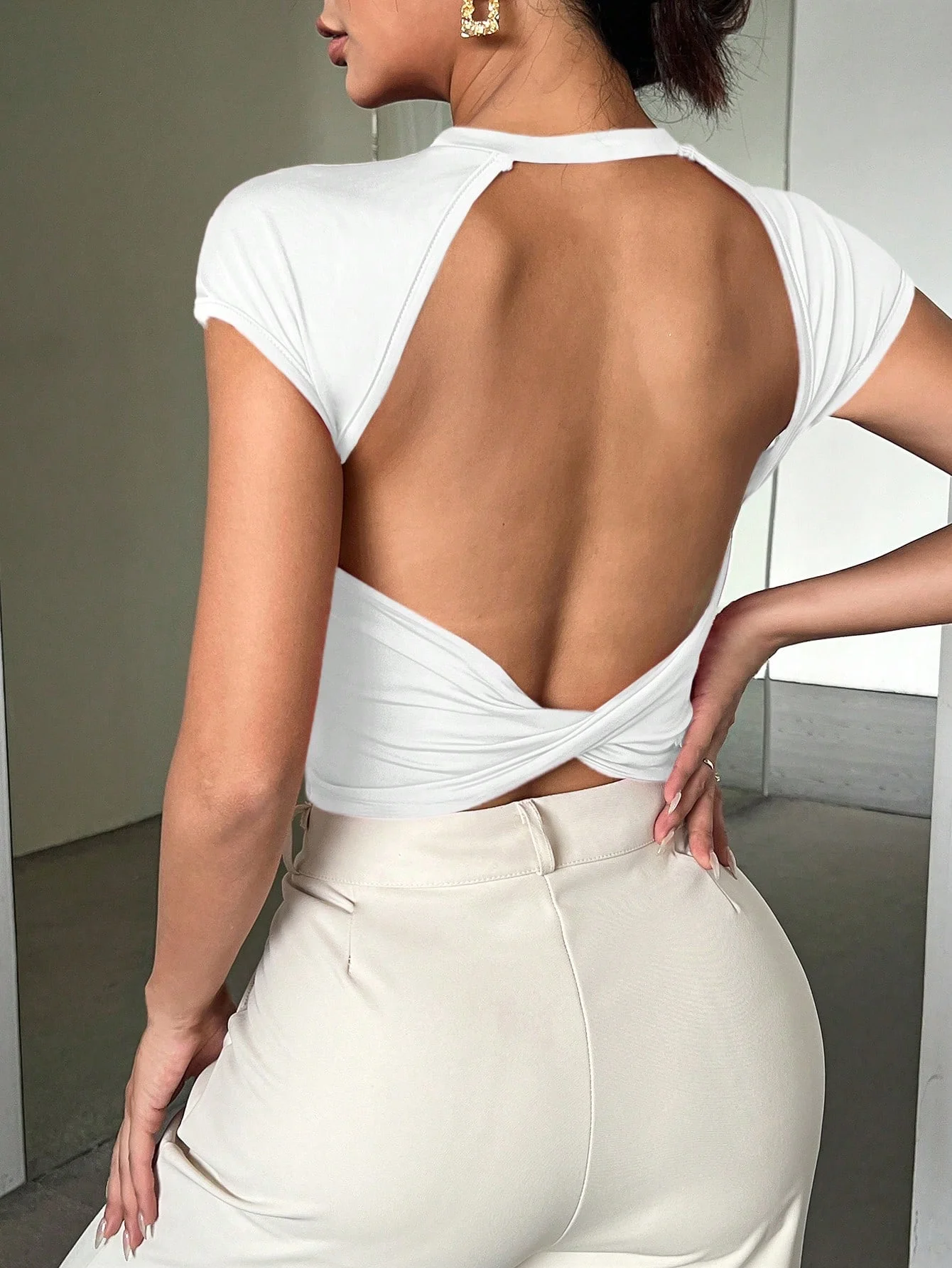 Solid Twist backless witte top crop tee