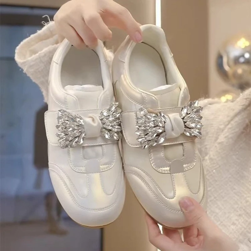 

Женские повседневные туфли на высоком каблуке с круглым носком, стразами и бантом, модные, универсальные, удобные, нескользящие, дышащие, спортивные