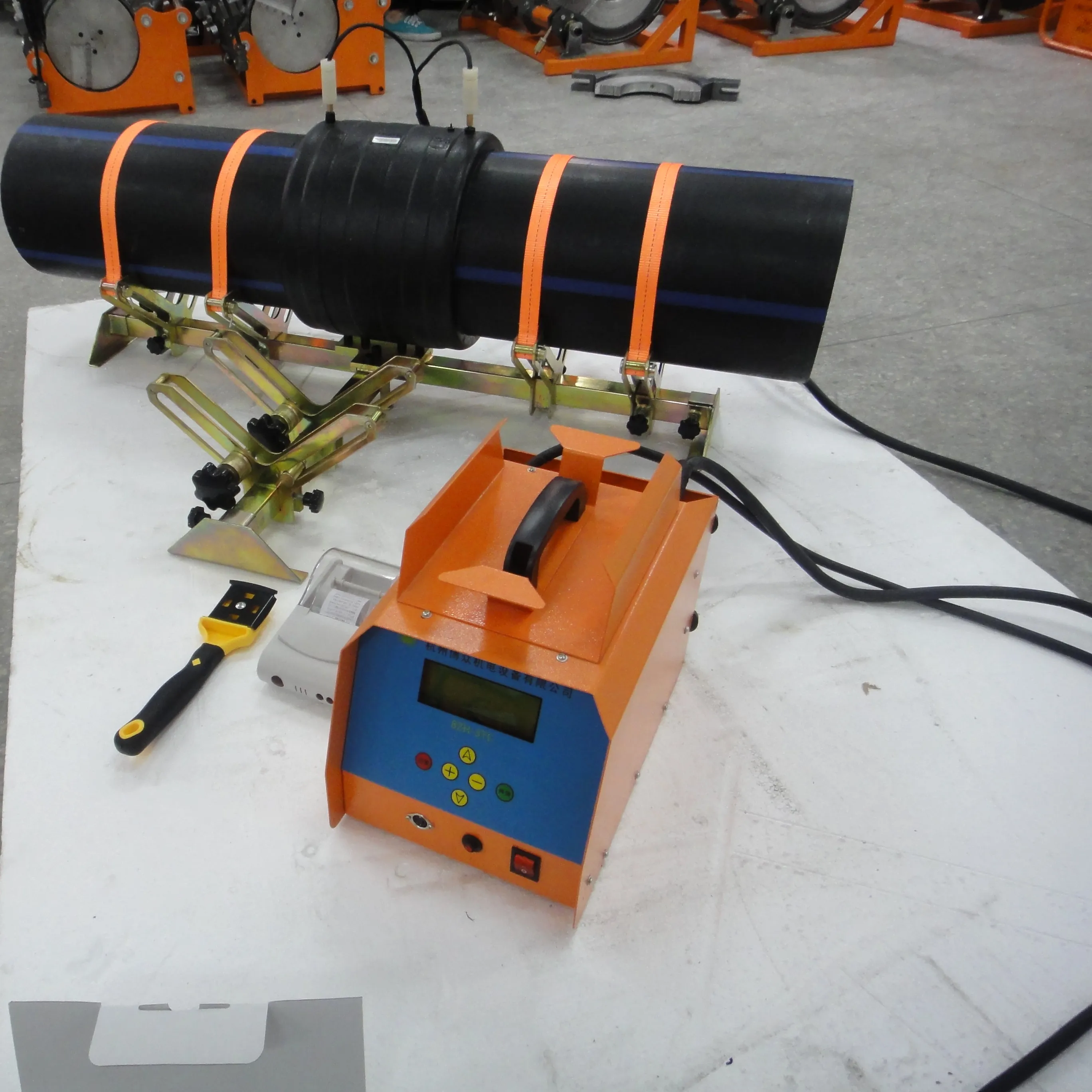 Electrofusion V-shaped lightweight portable clamp fixing plastic pipe fittings welded pipe clamp and centering concentrator