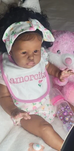 DLS Personalizzato Fornitura limitata 22 pollici Reborn Baby Ellie Pelle scura Bambino africano con abito diverso Bambola già finita
