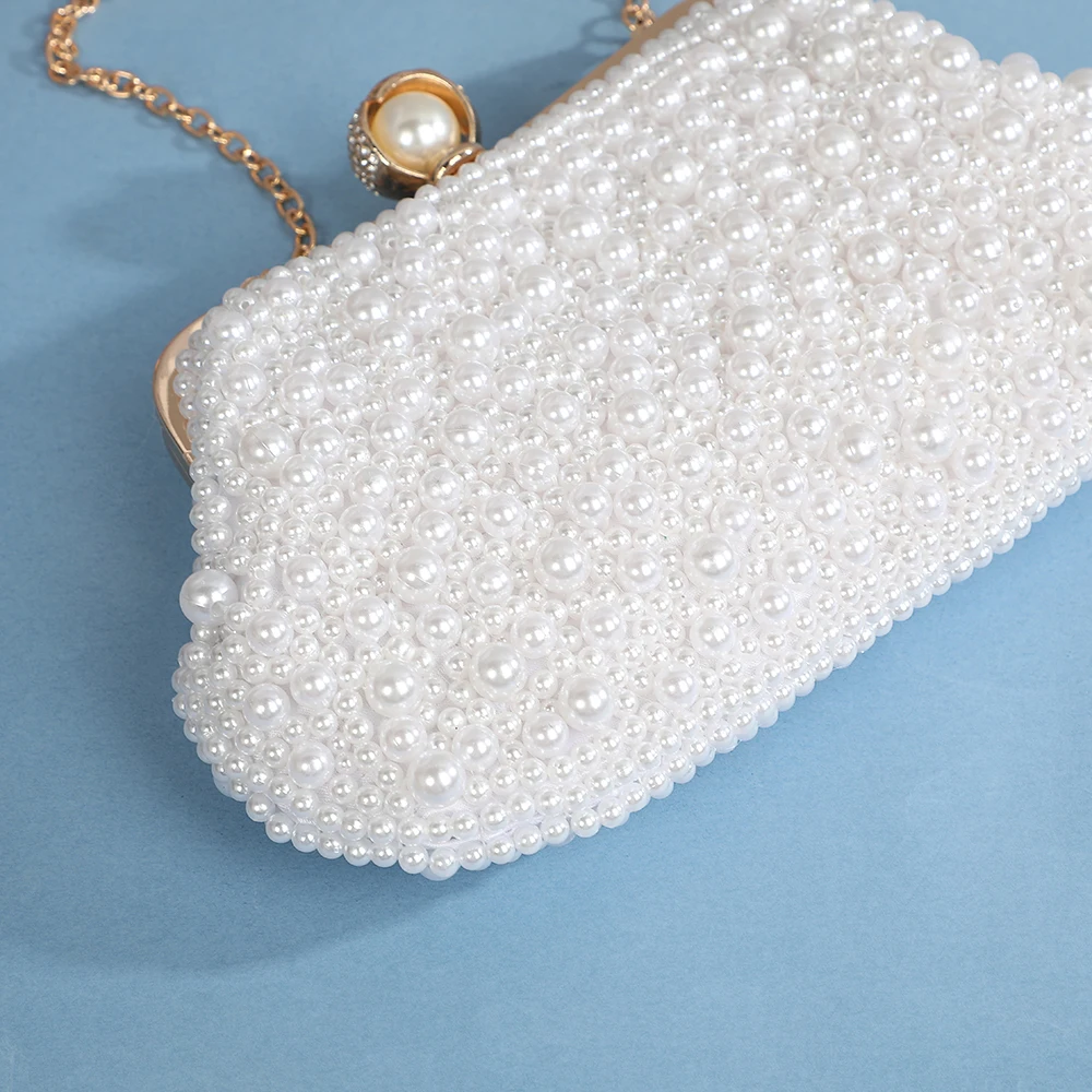 Neue Handtasche mit Perlenbesatz – eine elegante und raffinierte Abendtasche für Damen, mit einem klassischen, französischen Metallverschluss im Antikstil. – Detail 4