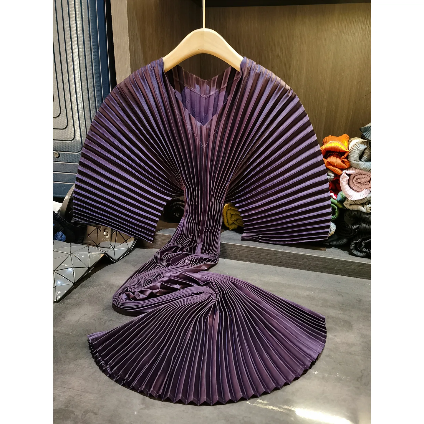 

Miyake Pleated New 2026 Spring/Summer Organ Pleat V-Neck Mid-Length Dress Loose Simple Medium Sleeve Pleated Dress Pleated