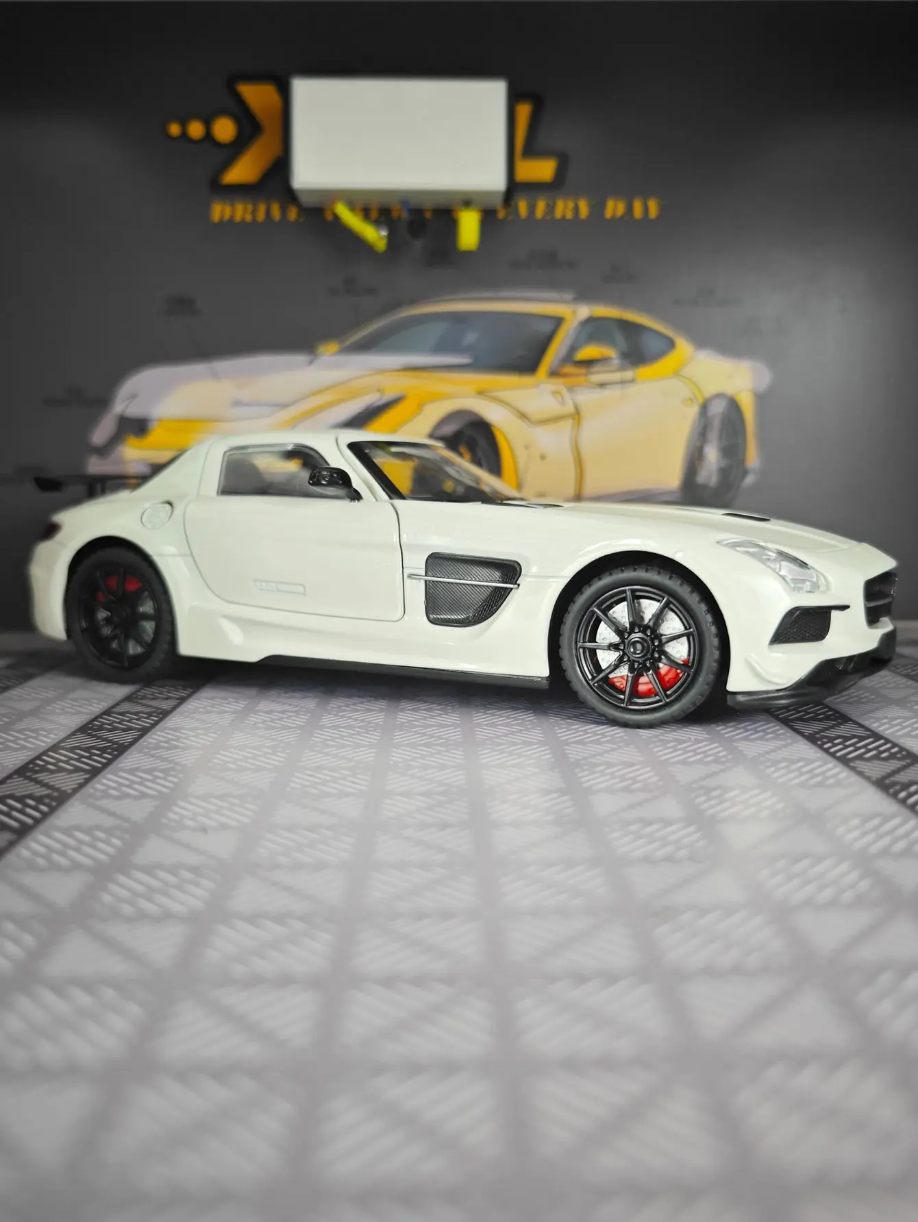 1:24 SLS AMG supercoche de aleación modelo adornos de coche puerta de ala de gaviota se puede abrir tiene funciones de sonido y iluminación simuladas