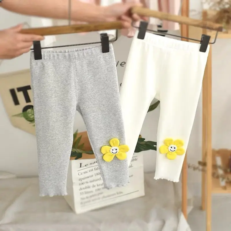 Modne, dopasowane spodnie dla dziewczynek na wiosnę i jesień, stylowe długie spodnie dla maluchów i młodszych dziewcząt.