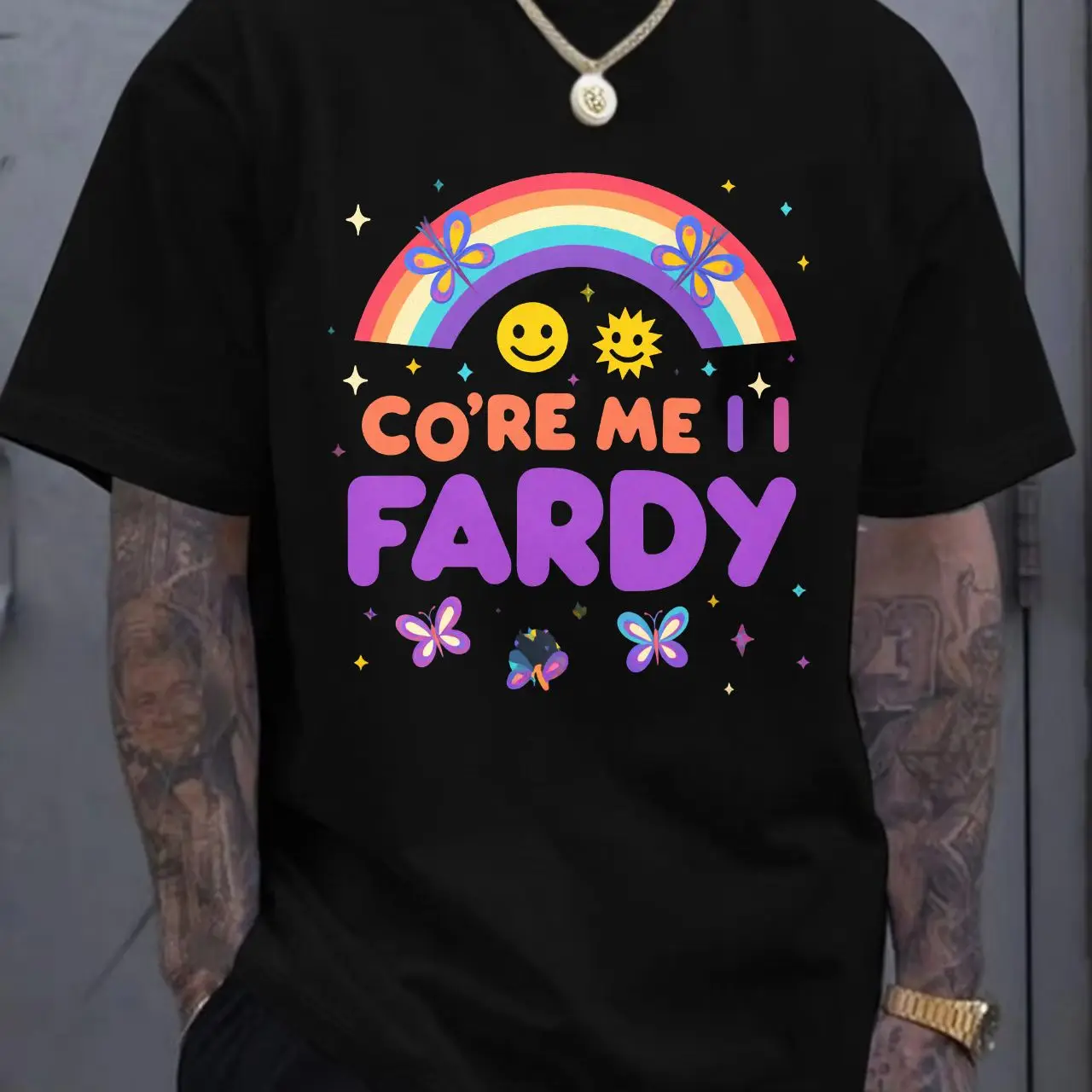 تي شيرت برسومات ملونة برقبة دائرية - وجه مبتسم أبيض بألوان قوس قزح ونص 'CO'RE ME I I FARDY' مع ديكور نجوم زهور الفراشة، P #1