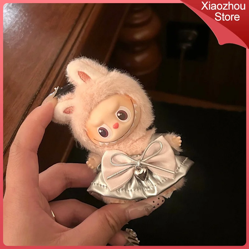 

Новинка, подходит для одежды Labubu 4,0 поколения, 10 см, мини-кукольная одежда, милый маленький серебряный костюм с юбкой, только одежда без кукол