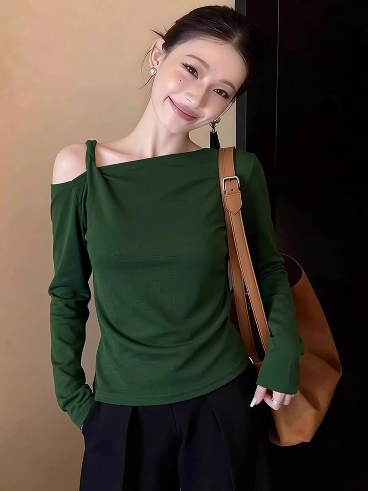 

Футболка Ele Pure Color с длинным рукавом и открытыми плечами, повседневная, универсальная, базовый слой, топ на весенний сезон, с диагональным воротником, комфортная.