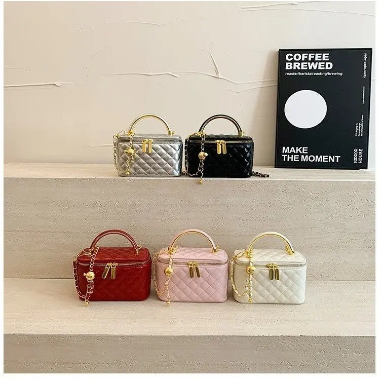 しっかりと縫い付けられた補強された接合部を持つおむつバッグは、全体のバッグをより耐久性があり、壊れにくいものにします。