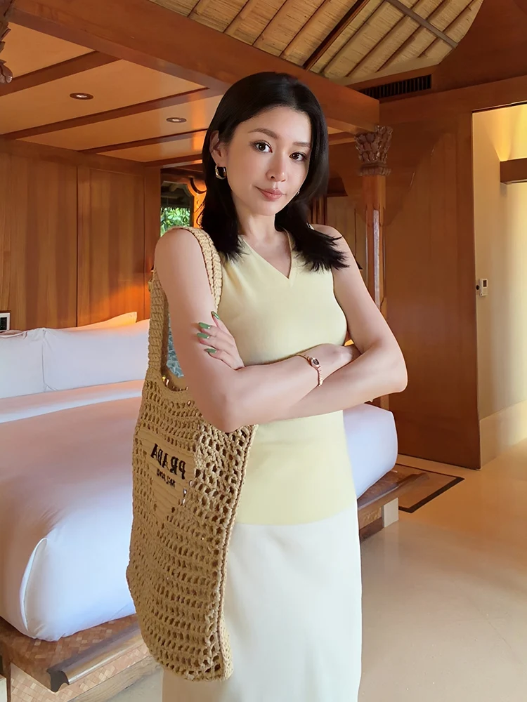 

Элегантный шелково-шерстяной вязаный жилет Le Samedi Show Model: красивый, модный, с акцентом на плечах, для ношения под одеждой, стандартной длины, H-образный крой.