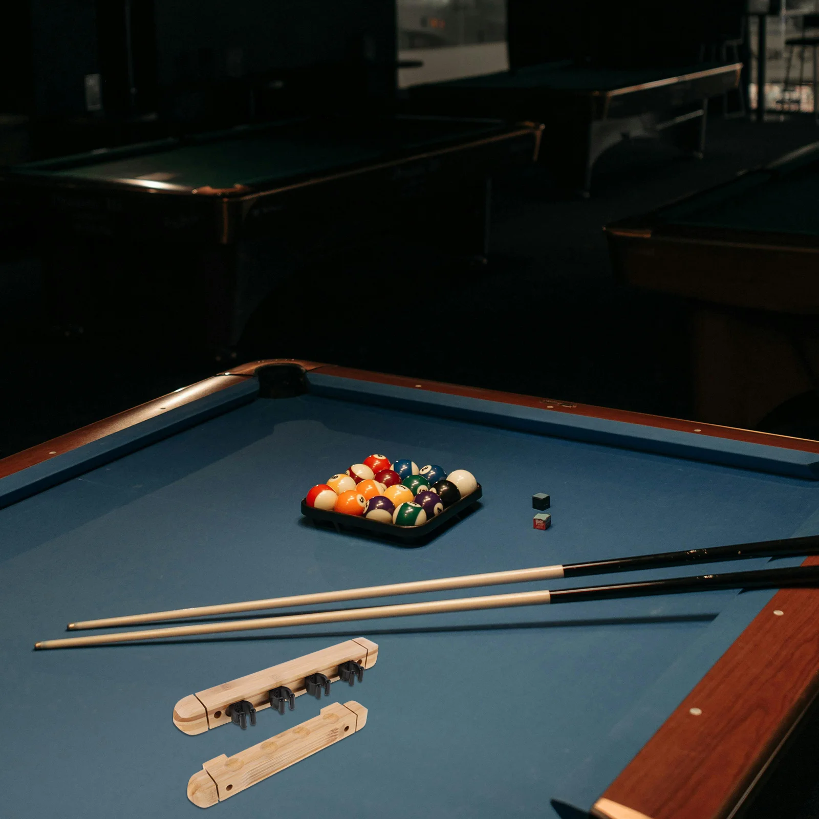 ชั้นวางไม้คิวติดผนัง 1 ชุด 4 ช่อง ดีไซน์สวยงาม อุปกรณ์บิลเลียดเคลือบผิวกันรอยขีดข่วน สำหรับบ้าน บาร์ และคลับ