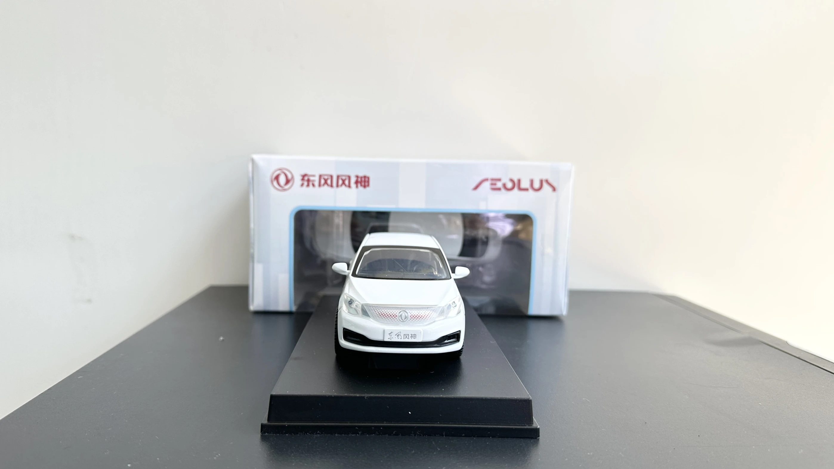 Dongfeng Fengshen E70 1:32 legering simulatiemodel automodel, terugtrekbare 2-deurs, collectie ornament