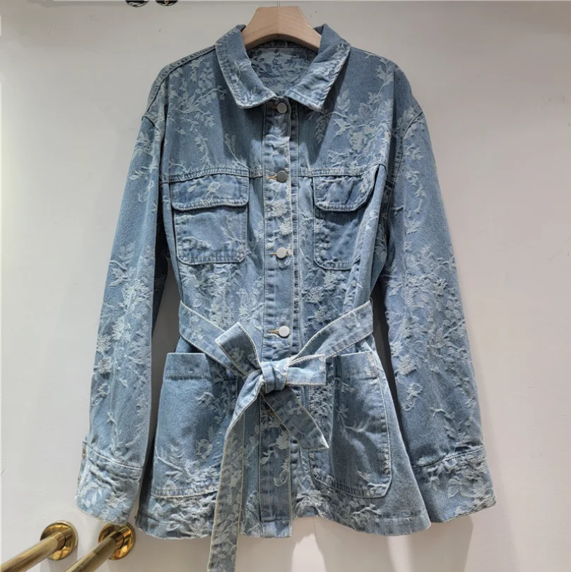 화려한 장식 디자인의 워싱 블루 자카드 중간 길이 데님 재킷, 2026년 봄 신상 벨트 코트