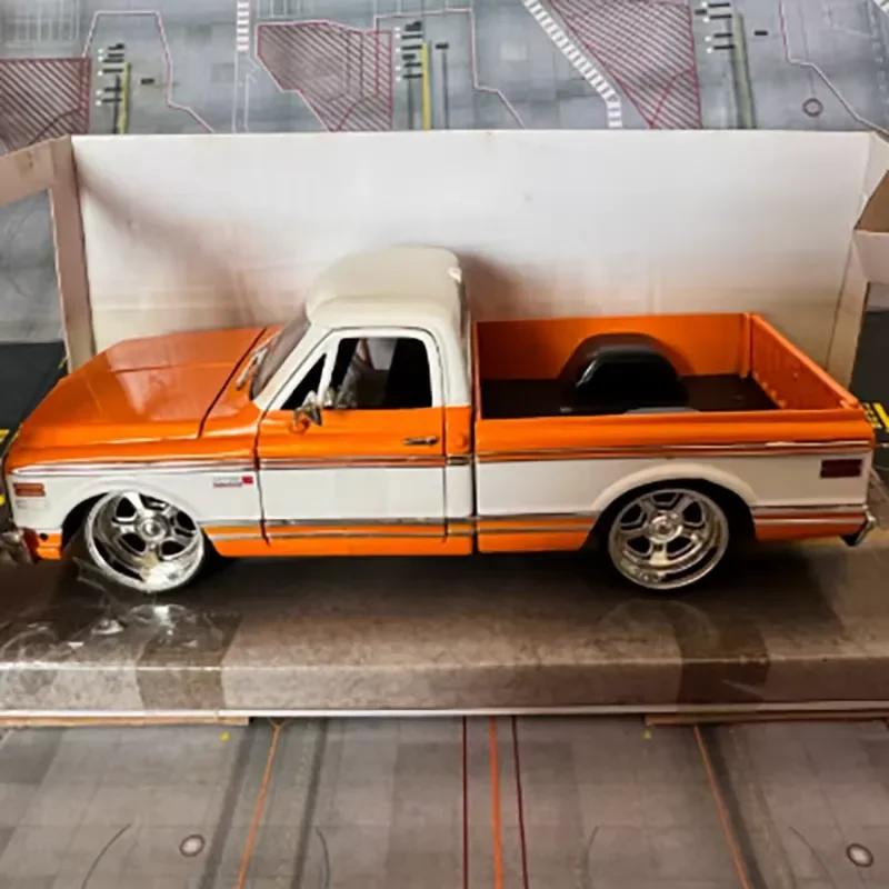 for Jada 1:24 Diecast 1972 Pickup or Skyline GT-R R35 Alloy Vehicle Miniature Realistic Simulation Desktop Ornament