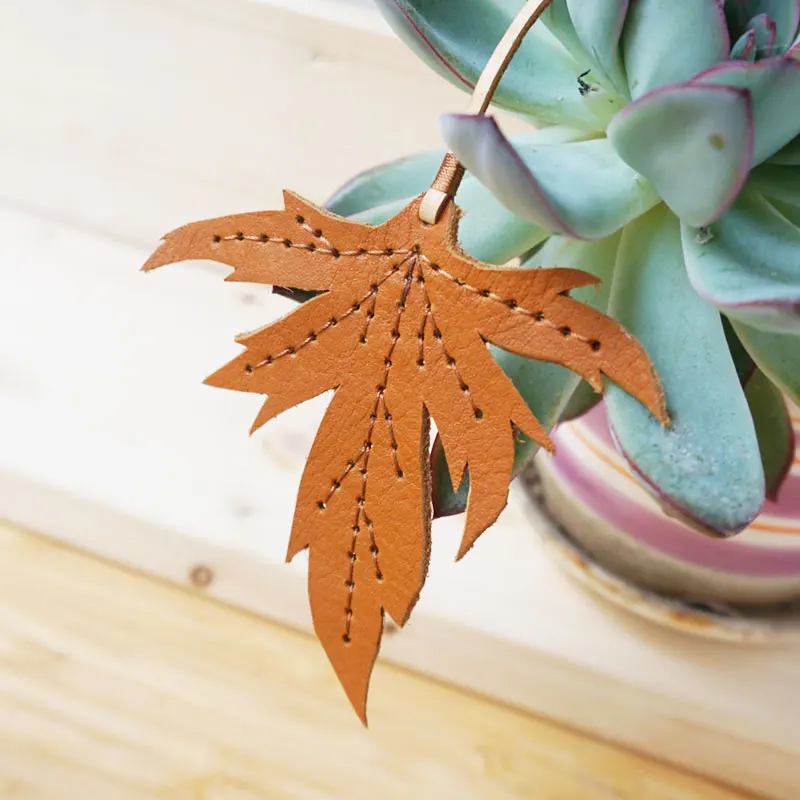 Artistic Retro Minimalist Handmade Custom Genuine Leather Leaf Maple Flower Bag Charm Keychain Decoration